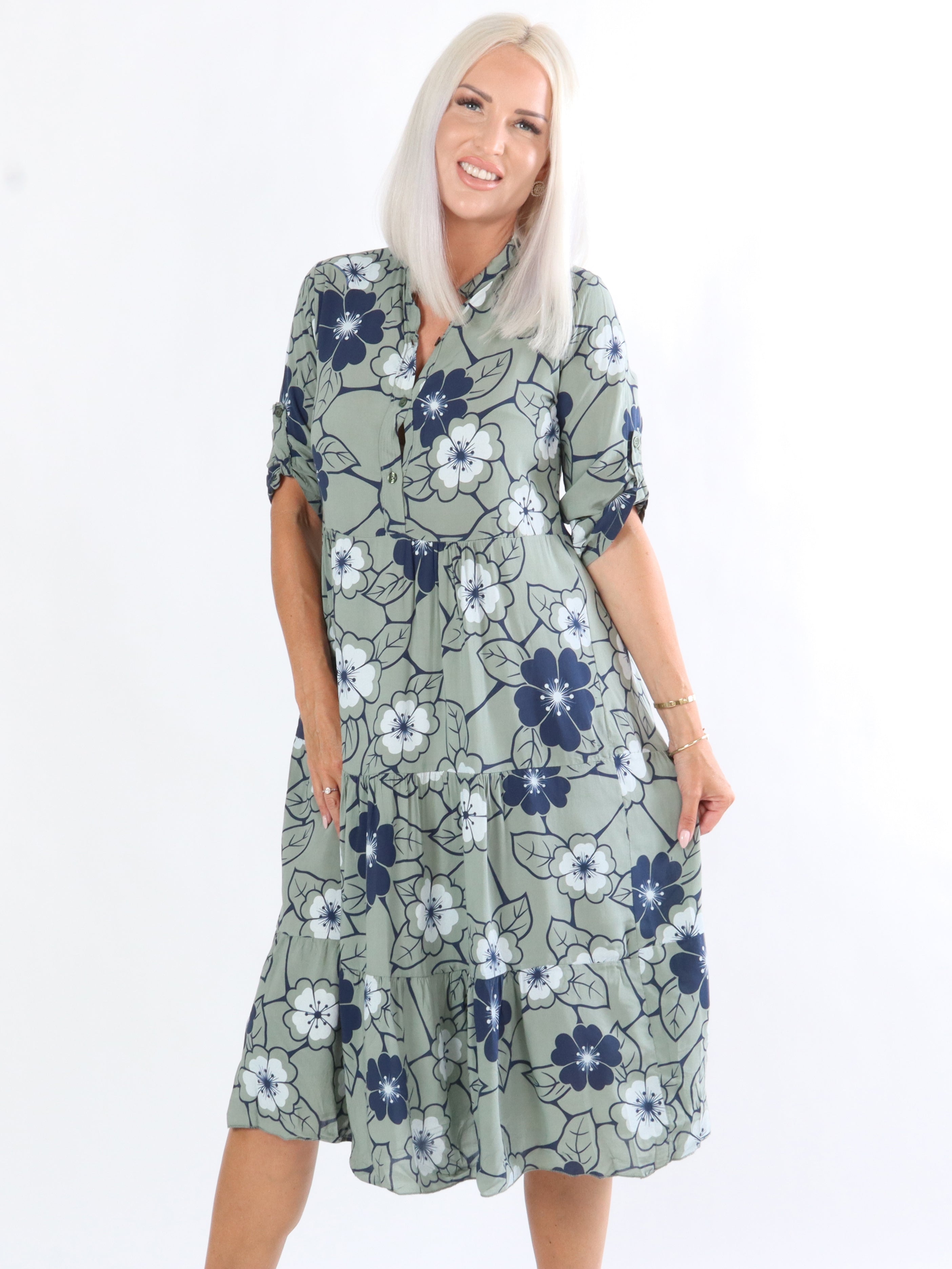 Darcy - Armégrön klänning med blomstermotiv i lagerform